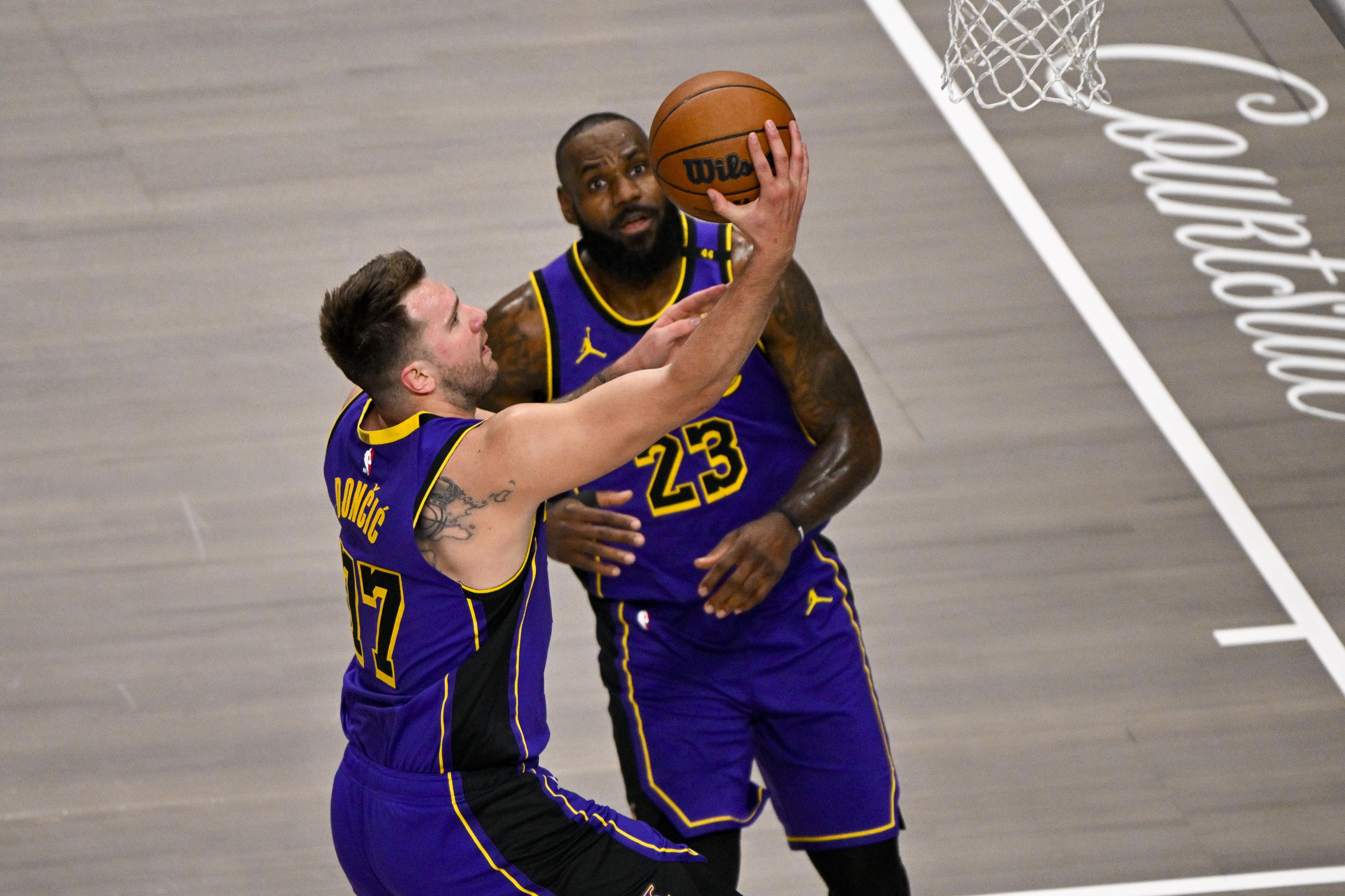 包含清晨洛杉矶湖人备战全明星赛；状态回暖细节曝光；球迷炸锅；心理建设被强调的词条