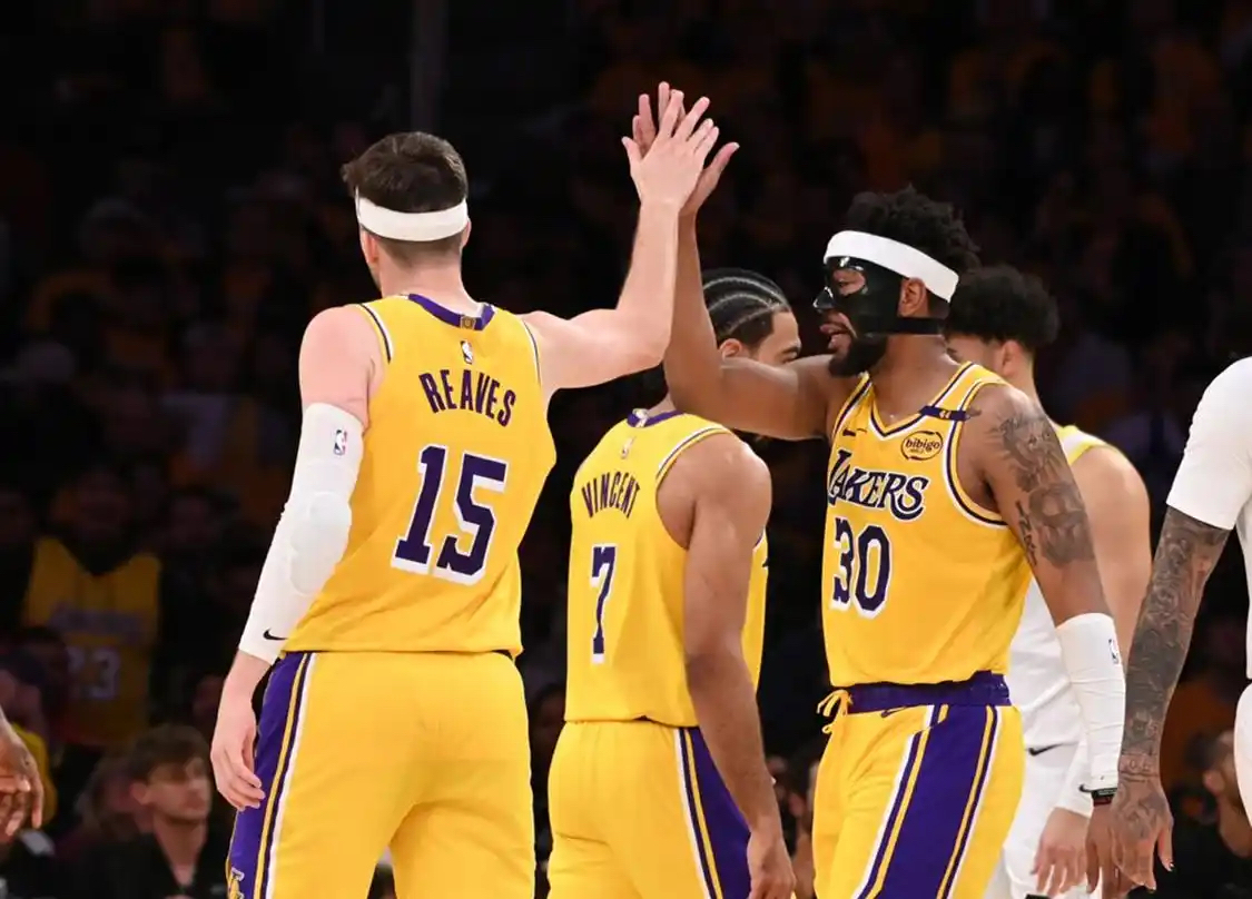 包含清晨洛杉矶湖人备战全明星赛；状态回暖细节曝光；球迷炸锅；心理建设被强调的词条